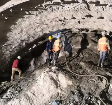 振安隧道拱顶带模注浆料，微膨胀注浆料的特点及施工工艺